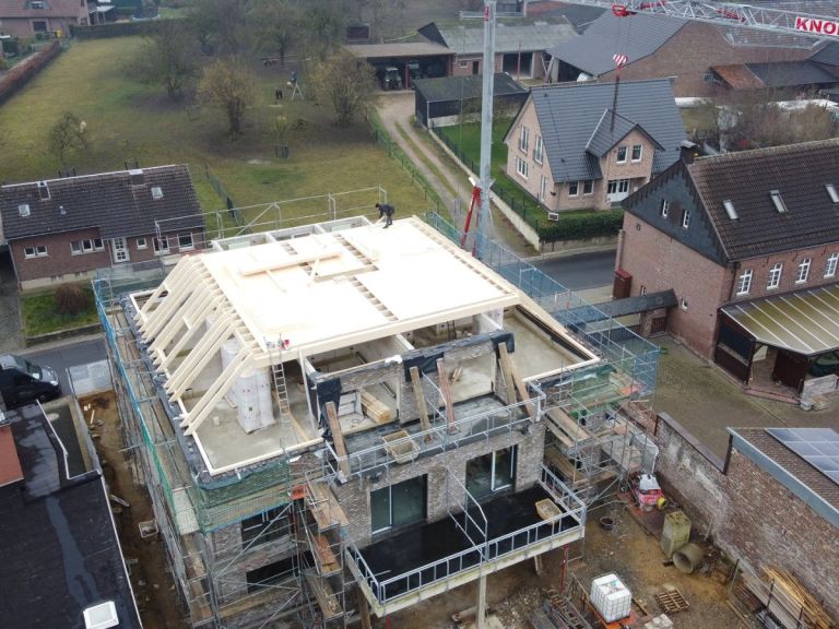 Rohbau eines Wohnhauses zwischen bestehenden Häusern